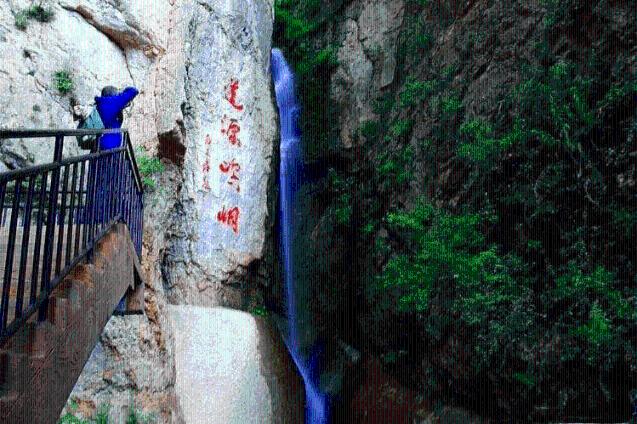 河南一地多人持棍棒、皮带当街殴打一男子,派出所:正在调查中